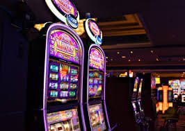 lotsa slots Myanmar ကစားသမားများ MMK ကျပ်ဖြင့် Online Card Games Poker Rummy Live Dealer Table ကစားနေသောပုံ